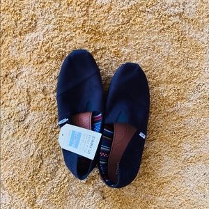 Men’s size 11 toms. New with tags